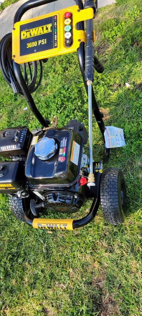 DEWALT
3600 PSI 2.5 GPM Gas Cold Water Professional Pressure Washer with HONDA GX200 OHV Commercial Series Engine