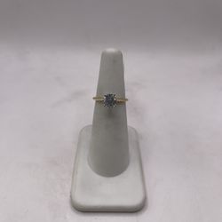 14kt Gold Engagement Style Ring w/ Simple Design 