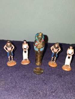 King tut and 4 Egyptians