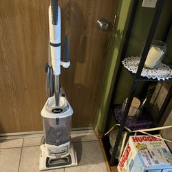 Vacuum Shark Like New No Damage And Clean 