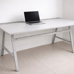 IKEA UTESPELARE desk in excellent condition, only used for 2 months. Very sturdy, modern and spacious. Perfect for home office or gaming setup.  ✔ Lik