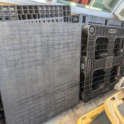 Heavy Duty Plastic Pallet In Very Good Condition Total Of Seven