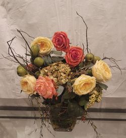 ❗️DEAL❗️Artificial Flower Arrangement With Roses, Hydrangeas, & Decorative Branches in Glass Vase
