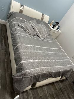 Se vende cama full con colchón