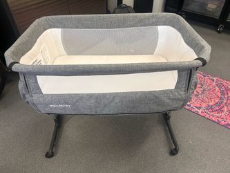 Mika Micky Bedside Bassinet + Sheets