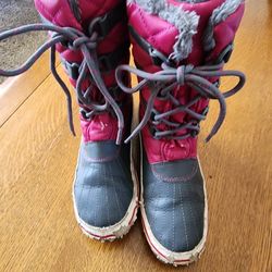 Snow boots size 4