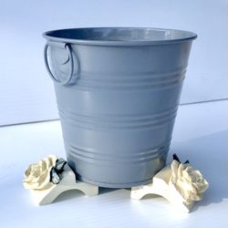 Tin Plant / Flower Pot with 3 Pot Risers / Feet