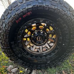 Fuel Covert 17x9, 8x6.5 Lugs/offset 35x12.50 Kenda Klever R/T Triple Wall 