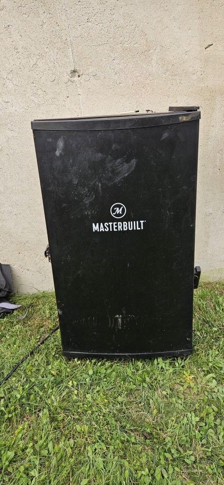 Masterbuilt 30-inch Digital Electric Smoker with Slow Smoker Attachment 