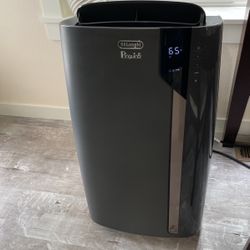 Like New DeLonghi Portable air Conditioner 6800 BTU