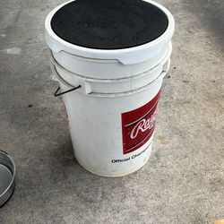 Rawlings Baseball Bucket/Seat With 24 Rawlings Official League Baseballs