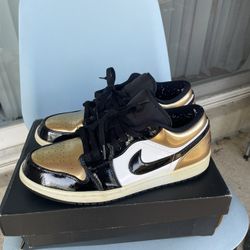 Air Jordan 1s Lows Gold Toe Size 11.5