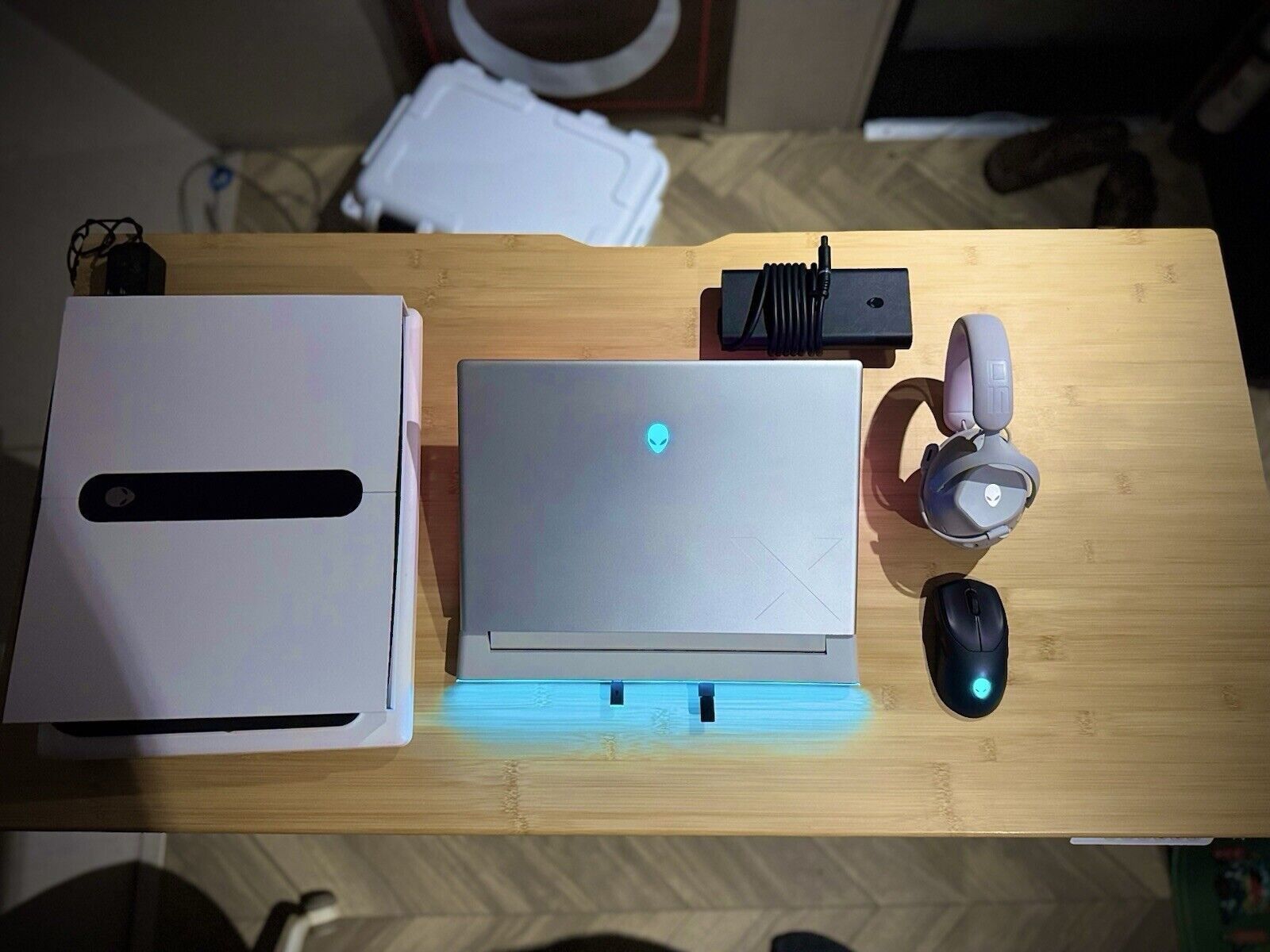 Alienware x16 R1 Lunar RTX 4080, 32gb, 1tb ssd, 32gb Memory, Pro Headset, Mouse