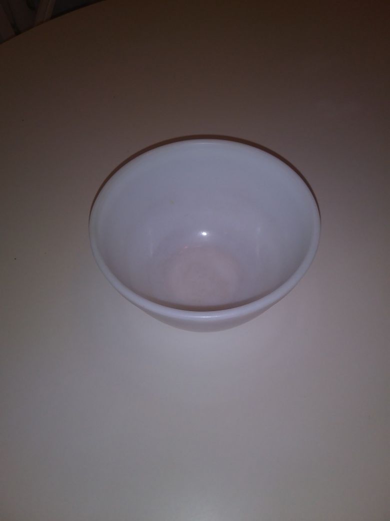 Vintage Milk glass pyrex bowl