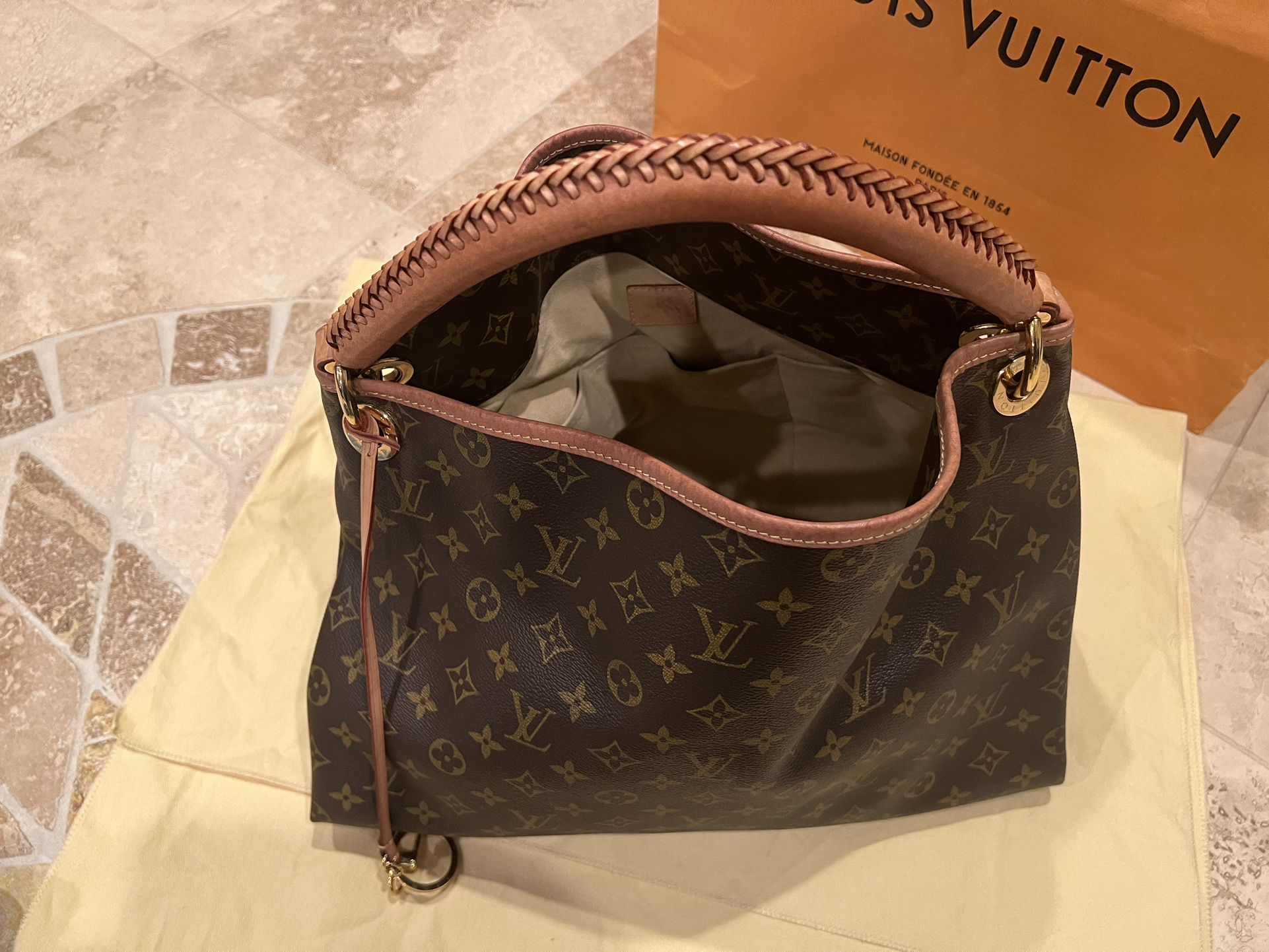 Authentic Louis Vuitton Artsy MM for Sale in Chula Vista, CA - OfferUp