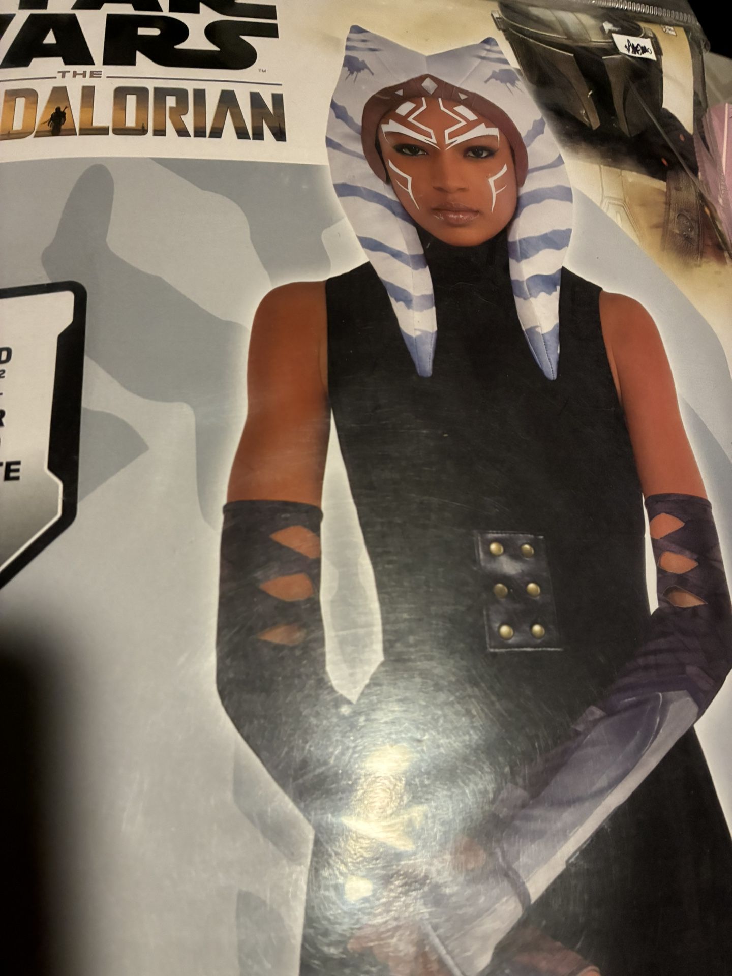 The Mandalorian Kit Comes With Head Piece And Arm Sleeves