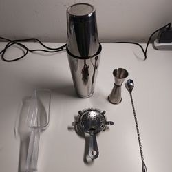 Bartender kit New.
Japanese Shaker KORIKO (the best in the workd).
Included bar spoon syraoner scooper and jigger.
All for Only 20 dollars!
And I gift