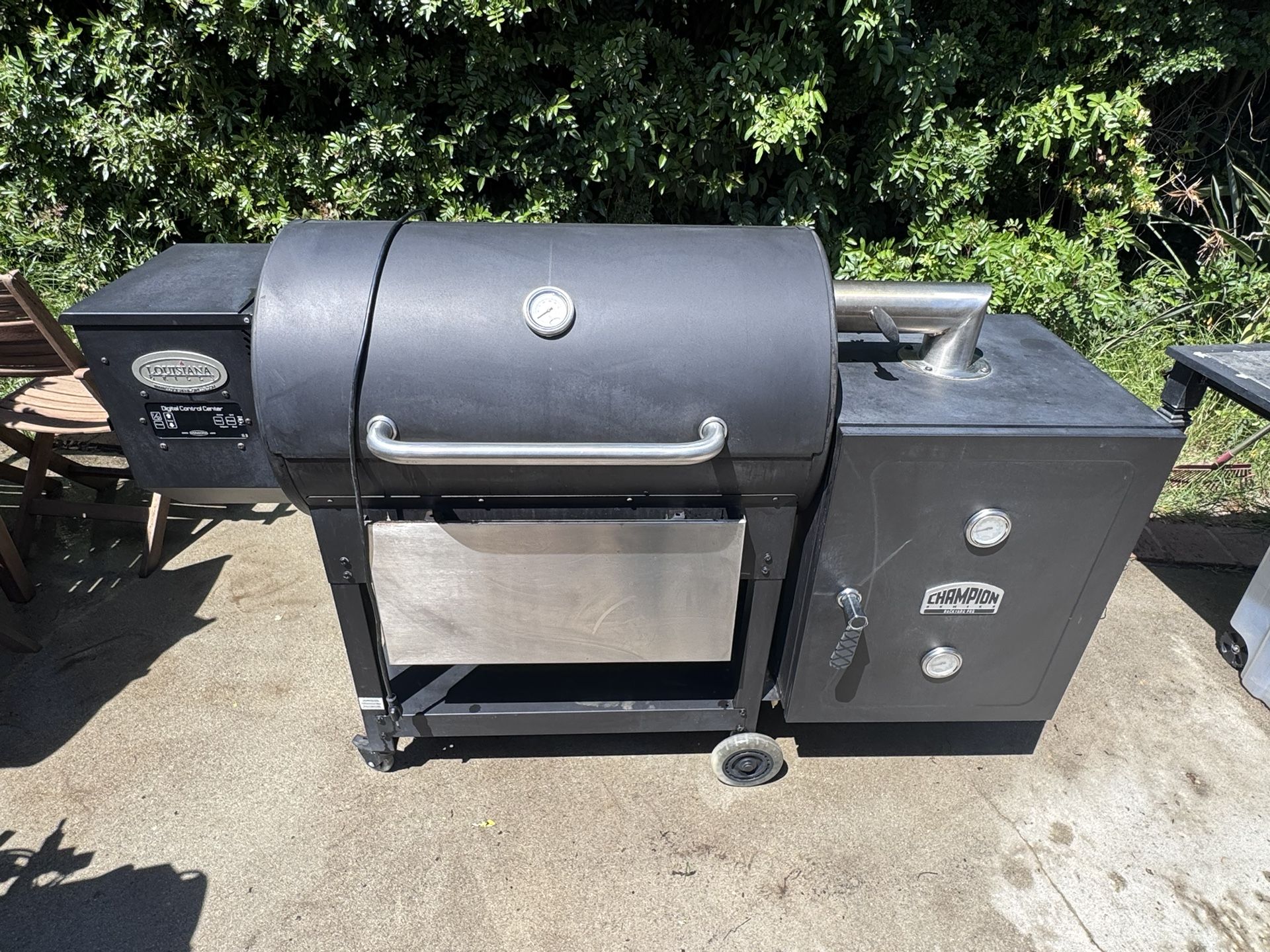 Louisiana Grills 900 Pellet Grill with Smoke Box