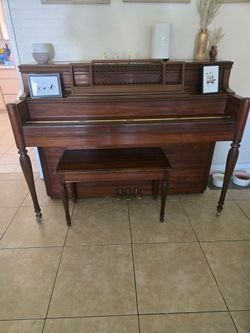 YAMAHA Piano With Bench