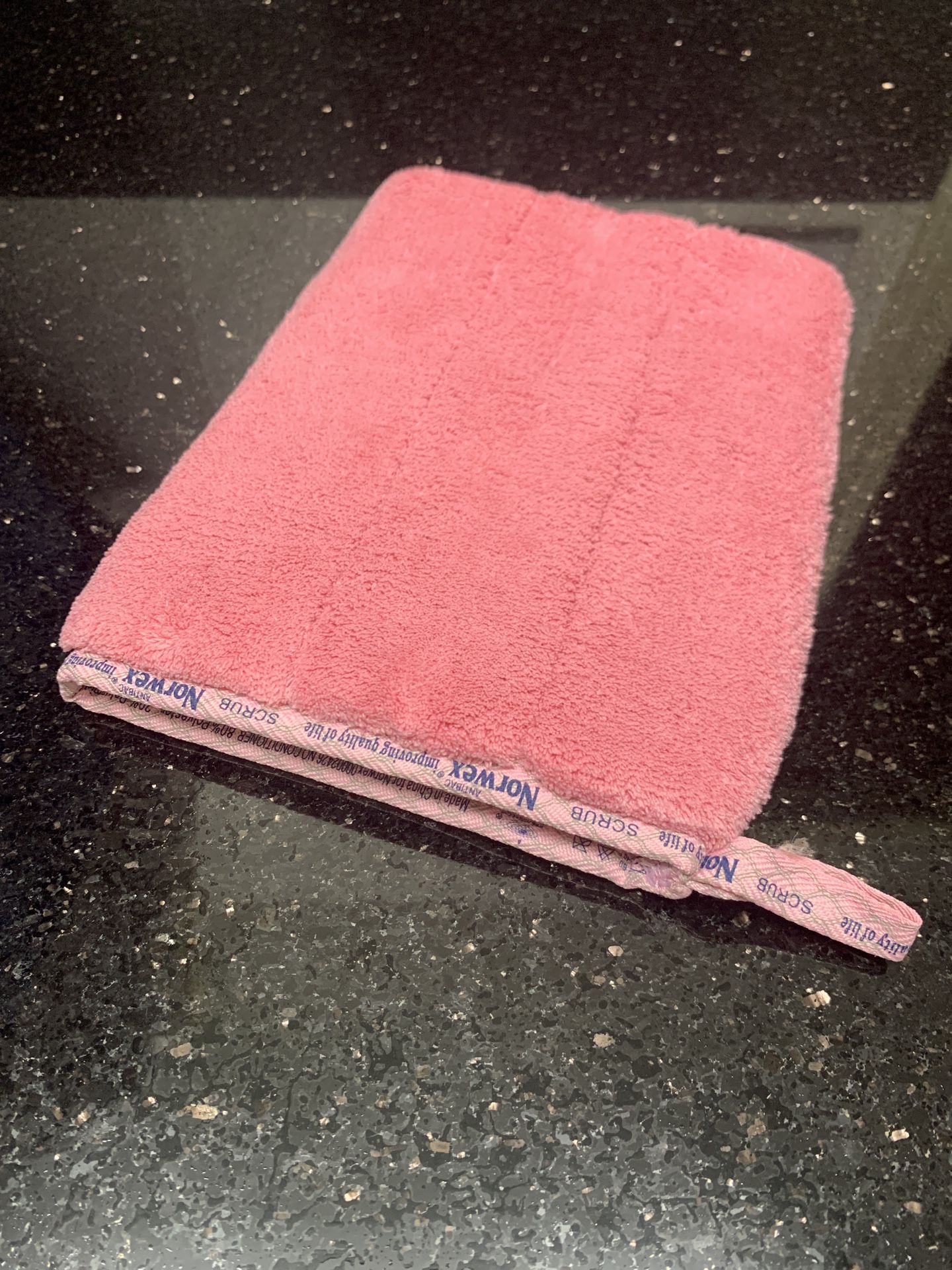 Norwex microfiber bathroom scrub mitt, Pink. New