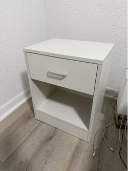 Se vende dos mesitas de noche