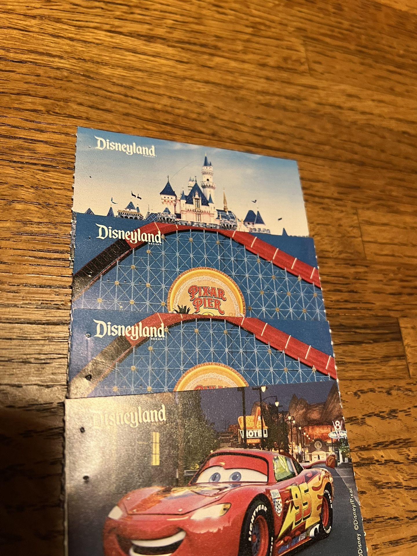 DISNEYLAND π’πΏπ₯€π₯¨π¦ONLY ONE βοΈ PARK (4) TICKETS ποΈ ποΈποΈποΈ $600 ALL (4) PRICE FIRM