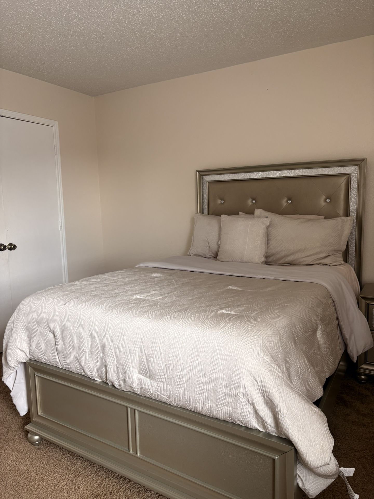 Full Size Bedroom Set Bed Night Stand And vanity