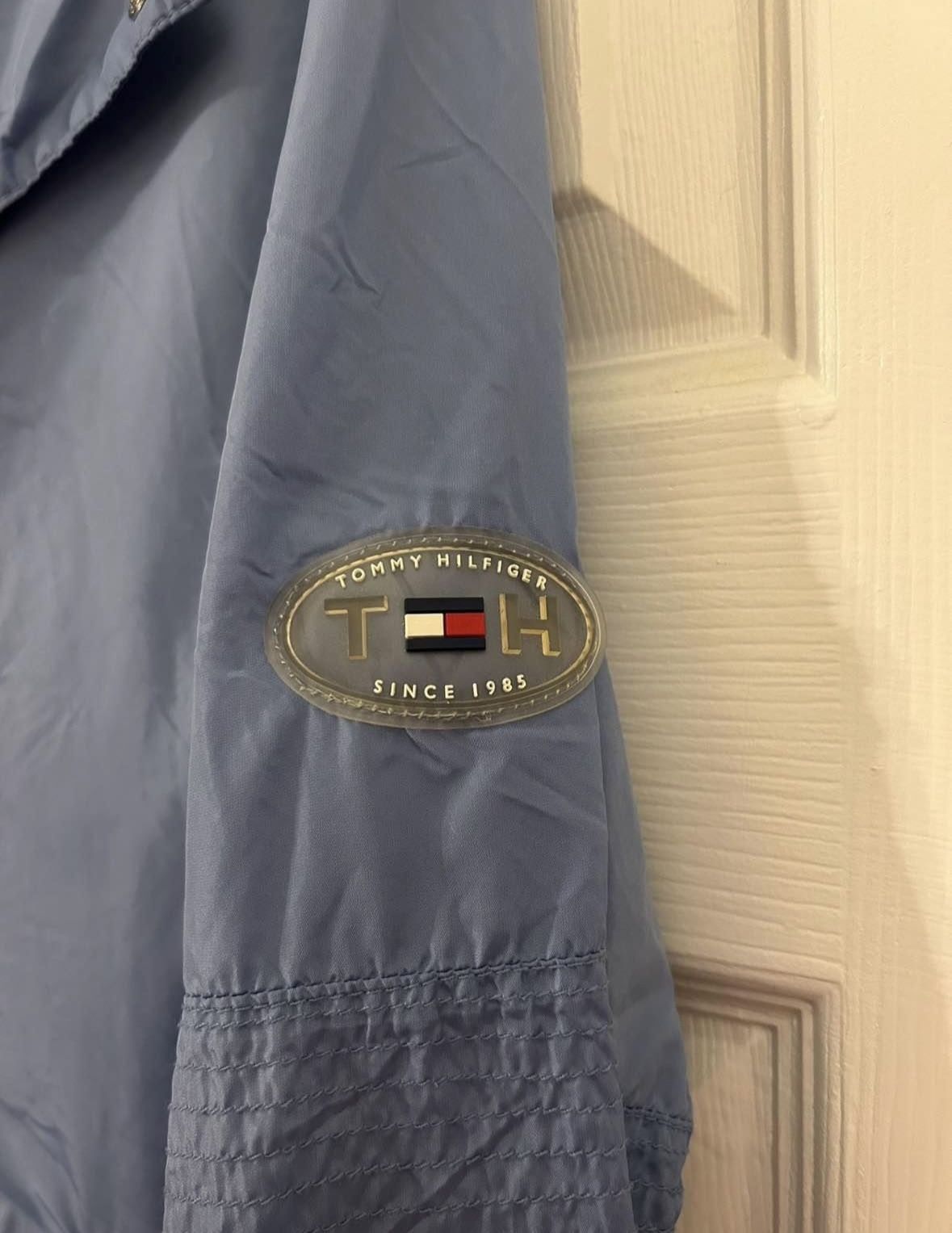 Tommy Hilfiger Women’s Mesh Lined Windbreaker Jacket Blue Hooded Snap Up 1/4 Zipper Size Small