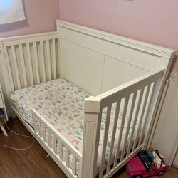 Carters Convertible crib / Toddler Bed