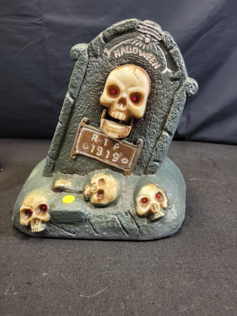 Vintage 1997 Gemmy Animated Howlin' Singing Tombstone