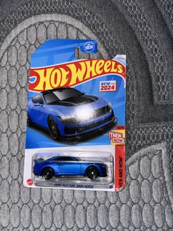Ford Mustang Dark Horse Hot Wheels