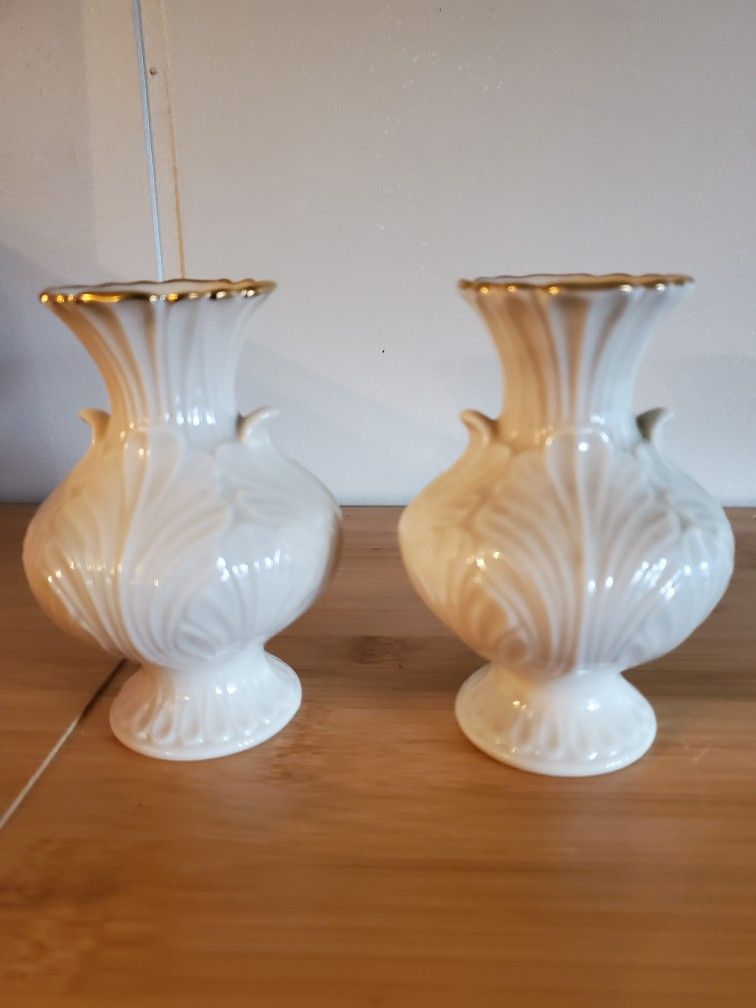 Lenox Vintage USA Classic Cream and 24K Gold Small Flower Vase (set of 2).