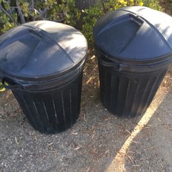Plastic garbage cans 30 gallon