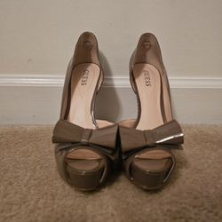 GUESS Taupe/Nude /Brown color Patent Leather Peep-Toe Heels with Bow – Size (9.5), 4.5” Heel