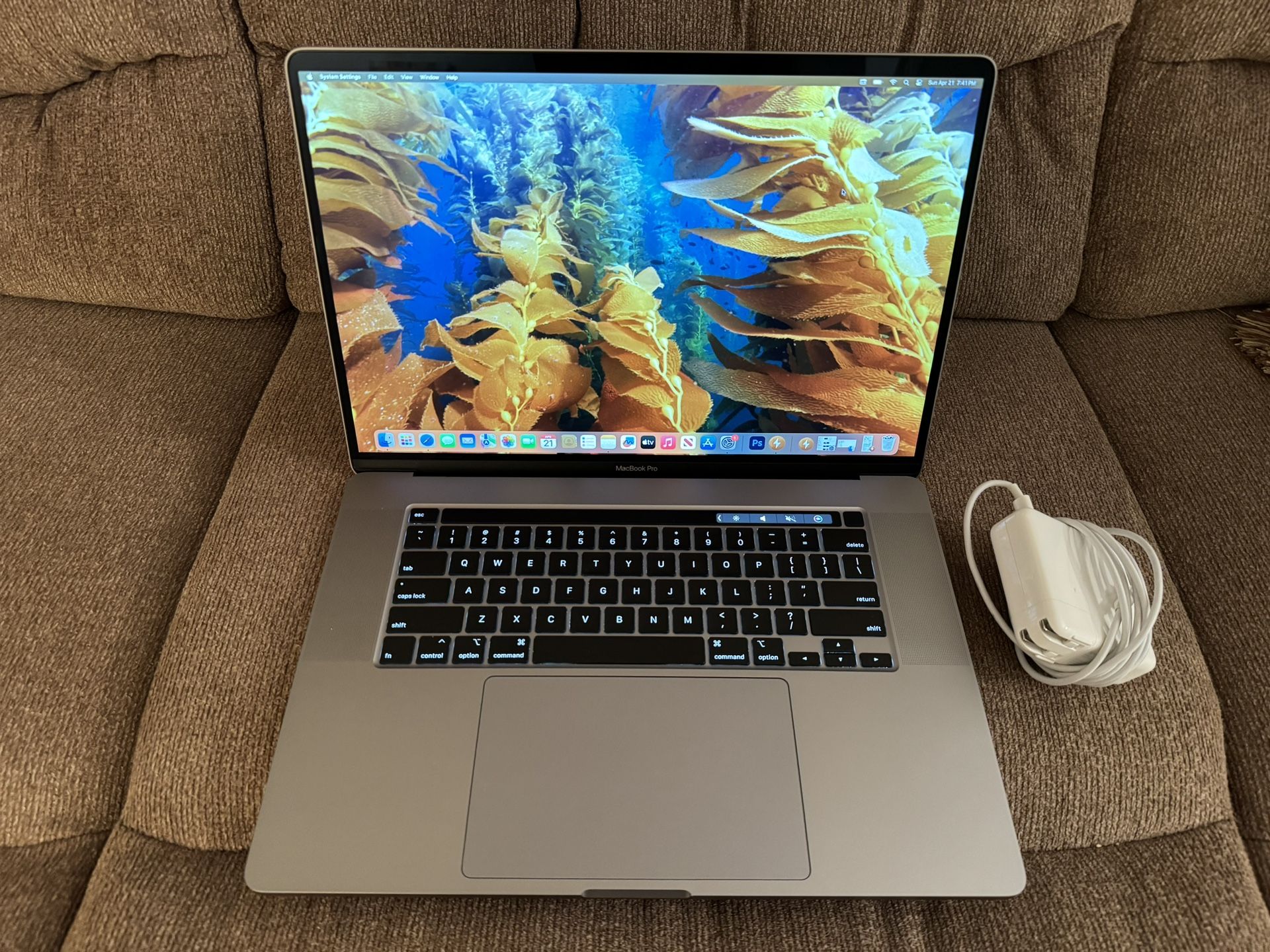 Late 2019 MacBook Pro 16”, i9 8cores 2.4ghz,16gb ram,512gb.4GB graphic,Excellent