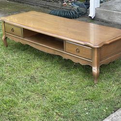 Elegant Wooden Coffee Table - Timeless Charm & Functionality