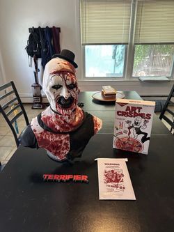 Terrifier movie bust comes with everything in pictures