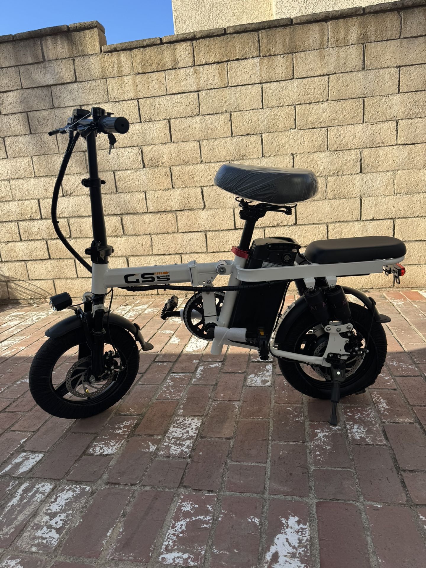 Folding electric bicycle