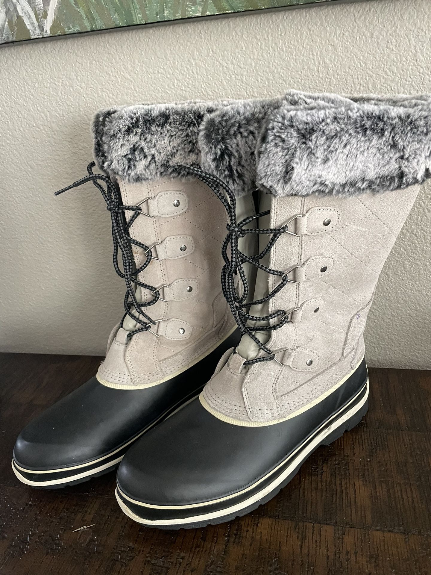 Woman’s Snow Books Duck Boot 9