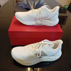 New BALANCE SHOES SZ 10 NEW IN THE BOX