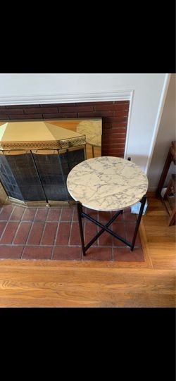 Round decorative table