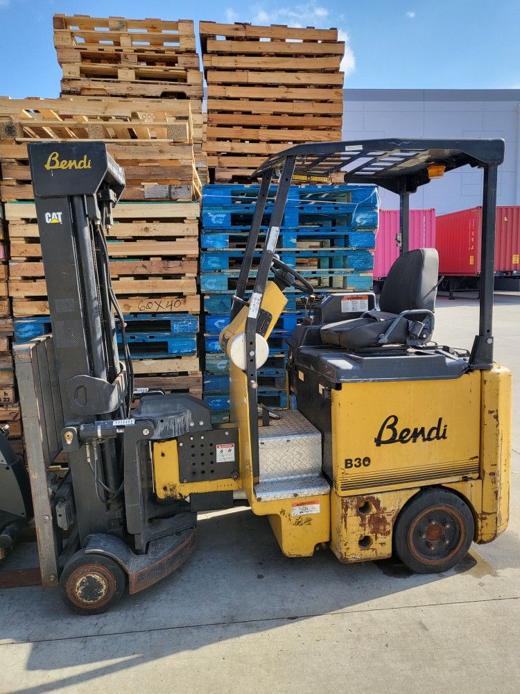Bendi Forklift 3000 Lb Lift Capacity 3 Stage With Side Shift. Needs Battery