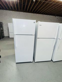 White GE refrigerator (28" x 67" x 27") with a receipt for a 90-day warranty.