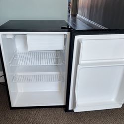 Mini fridge 