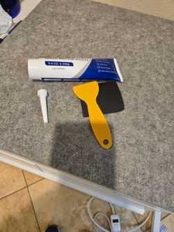 1 x Tube of Wall Repair Paste (8.8 \text{ oz} / 250\text{g})