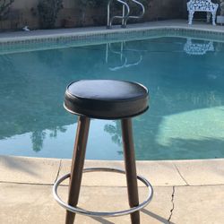 Foot Stool ,Well Made ,heavy Dudu , Padded black, final  seat ,that turns. Metal Foot Rest