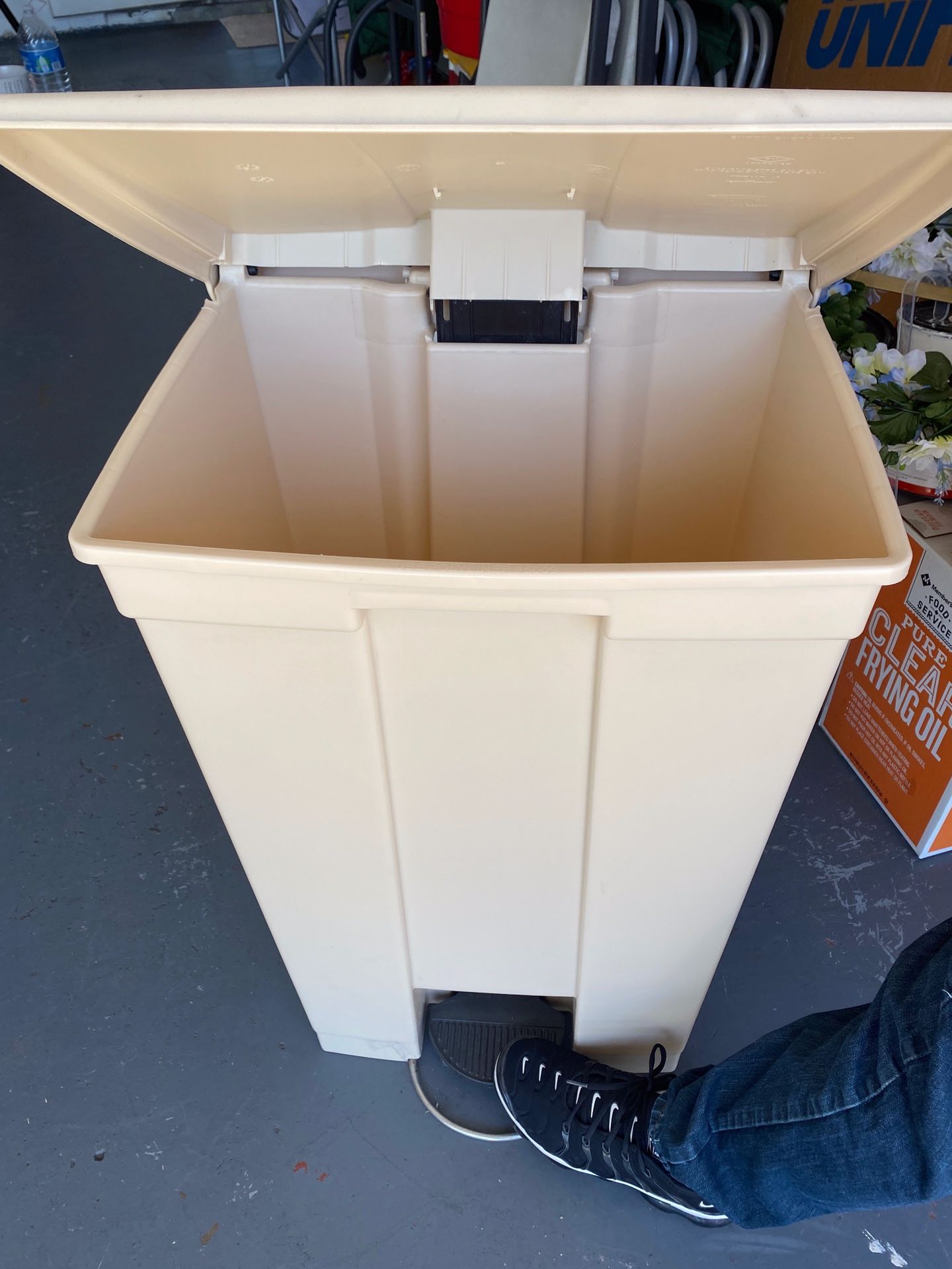 Large Rubbermaid trash bin (includes case of trash bags) Business equipment