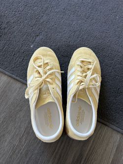Yellow Adidas gazelle’s women’s size 5 Yellow Adidas gazelle’s women’s size 5