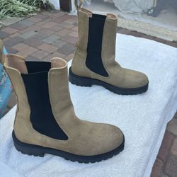 Suede short boot beige tan Size 8 black elastic made in Portugal 