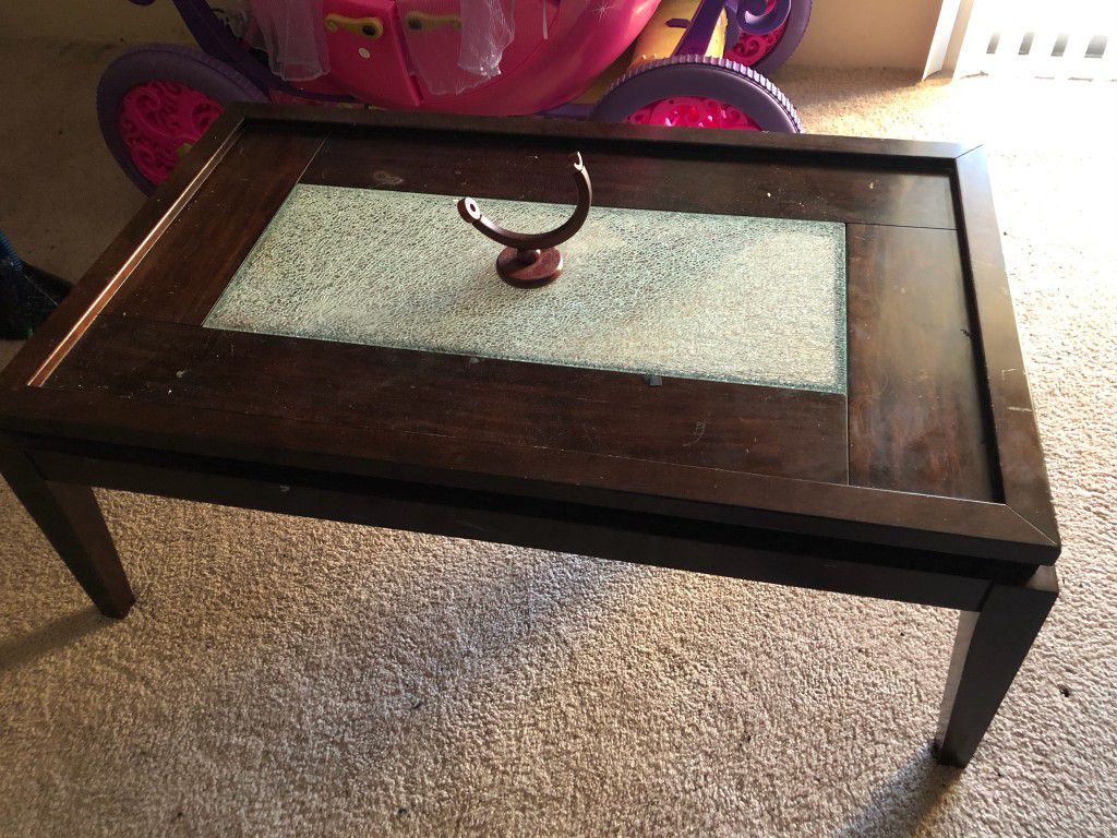 Center piece/ 2 coffee tables to match